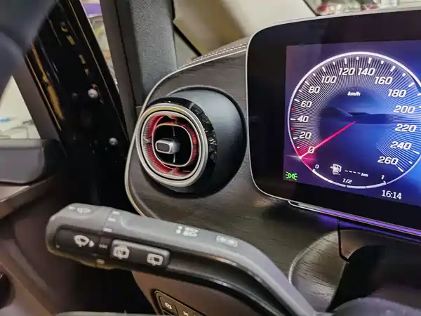 Mercedes-Benz V-Class 2024, фото 15
