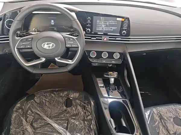 Hyundai Elantra 2023, фото 9