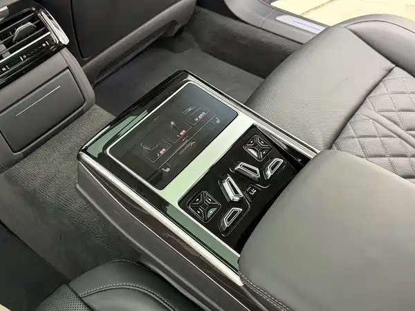 Audi A8 2023, фото 22