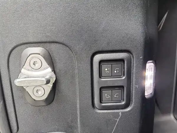 Land Rover Defender 2022, фото 16