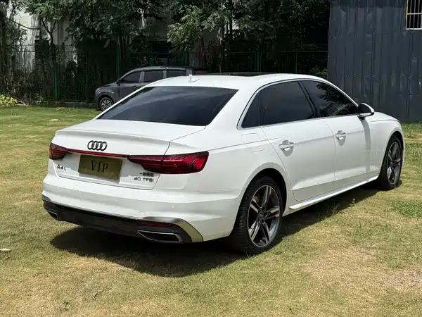 Audi A4L 2022, фото 4