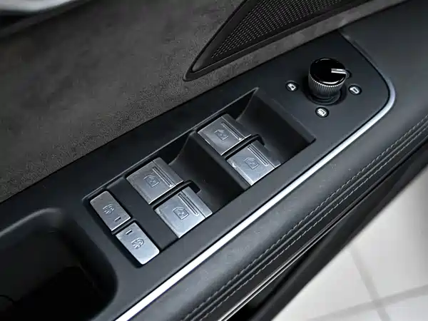 Audi A8 PHEV 2022, фото 23