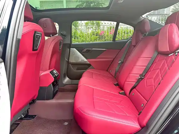 BMW 5 Series 2025, фото 6