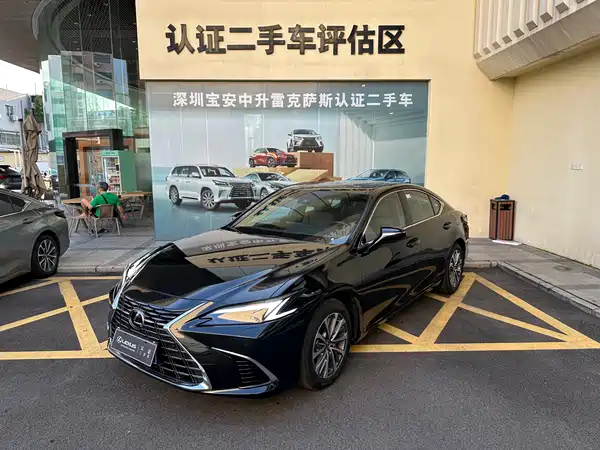 Lexus ES 2025