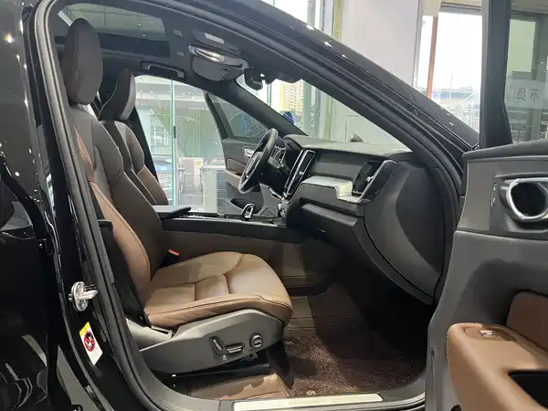 Volvo XC60 2025, фото 11