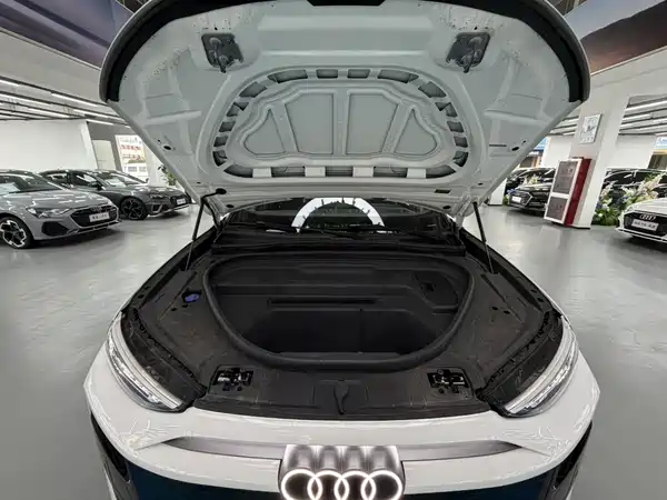 Audi Q6L e-tron 2025, фото 17