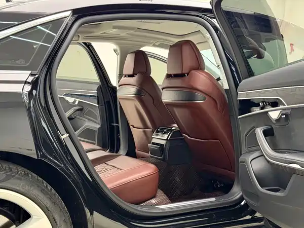 Audi A8 2023, фото 10
