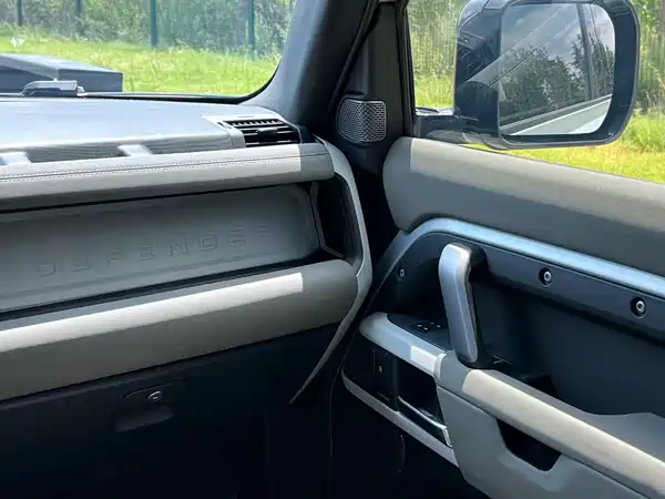 Land Rover Defender 2023, фото 13