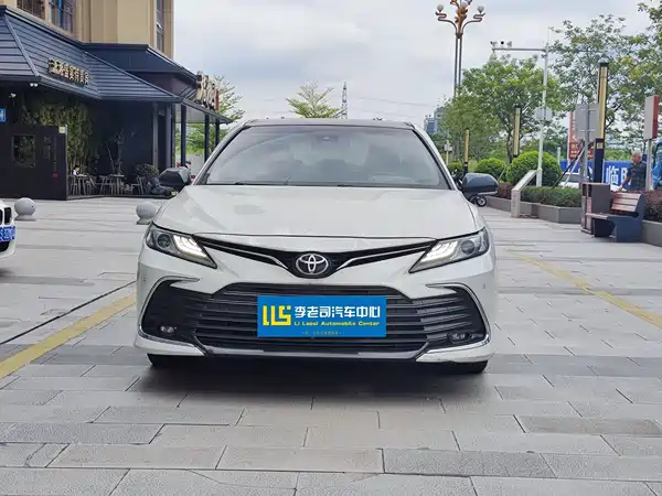 Toyota Camry 2021, фото 2