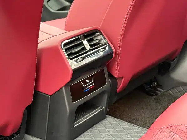 BMW 5 Series 2025, фото 21