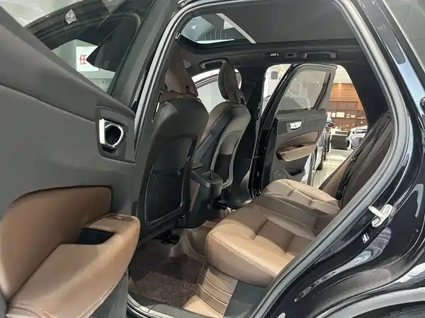 Volvo XC60 2025, фото 6
