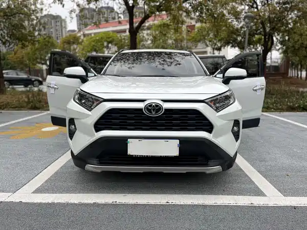 Toyota RAV4 2022, фото 2