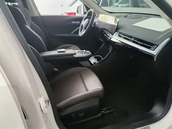 BMW iX1 2023, фото 25