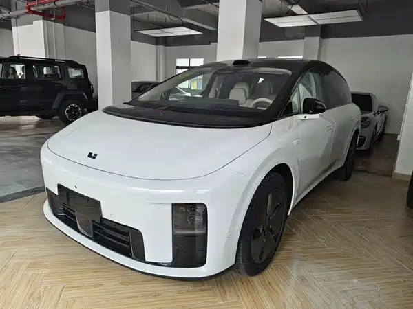 Li Auto i8 2025