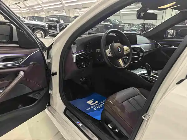 BMW 5 Series 2023, фото 2