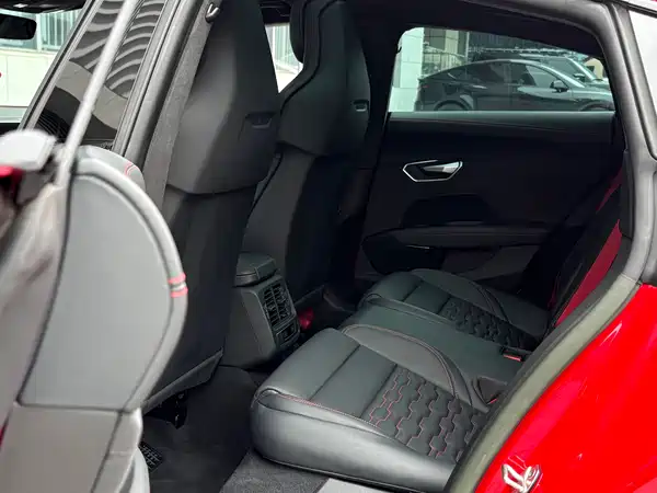 Audi RS e-tron GT 2023, фото 12