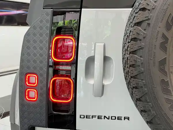 Land Rover Defender 2023, фото 8
