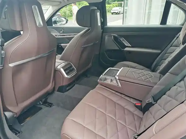 BMW i7 2023, фото 11