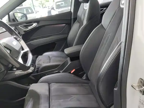 Audi Q4 e-tron 2023, фото 10