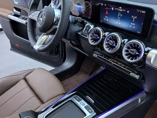 Mercedes-Benz GLB 2024, фото 13