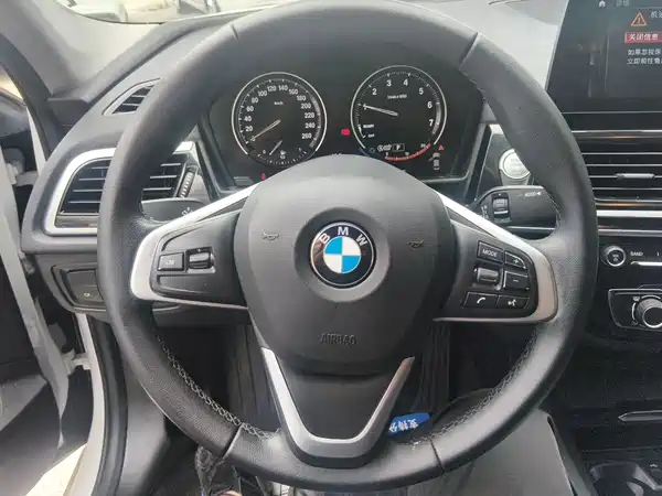BMW 1 Series 2023, фото 15