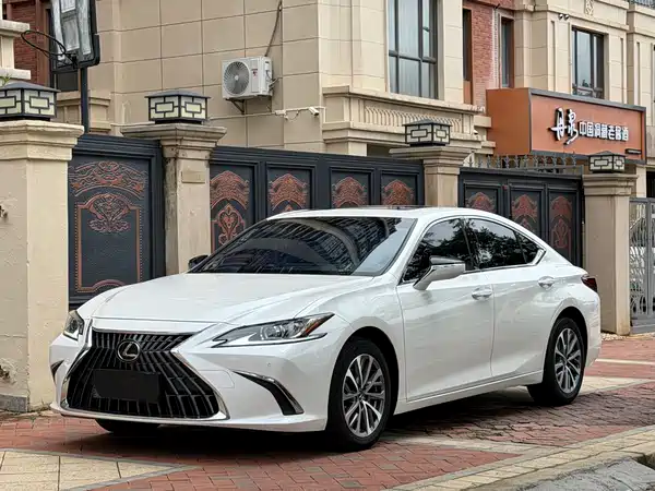 Lexus ES 2023