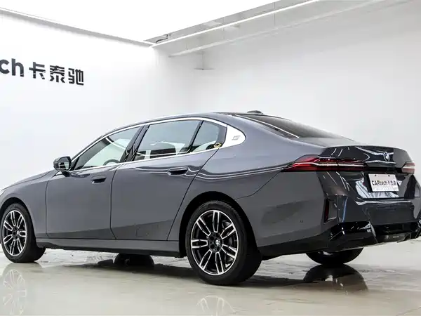 BMW 5 Series 2025, фото 7