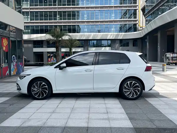 Volkswagen Golf 2023, фото 2