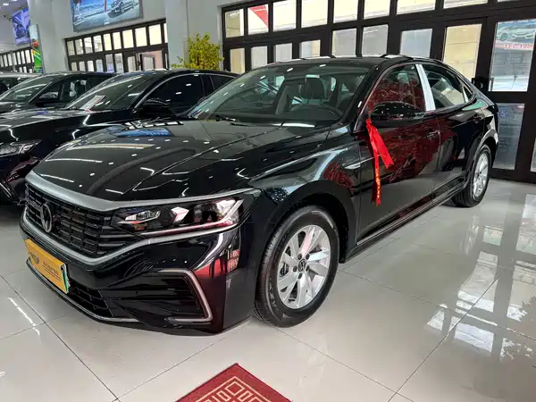 Volkswagen Passat PHEV 2025