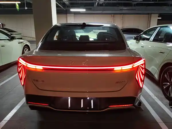 Hongqi EH7 2025, фото 6