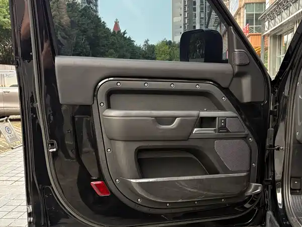 Land Rover Defender 2023, фото 8