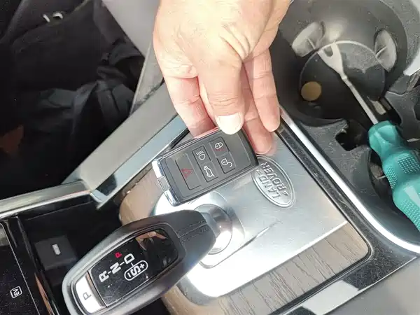 Land Rover Discovery Sport PHEV 2022, фото 16