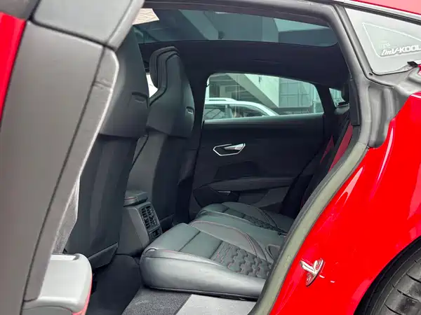 Audi RS e-tron GT 2023, фото 10
