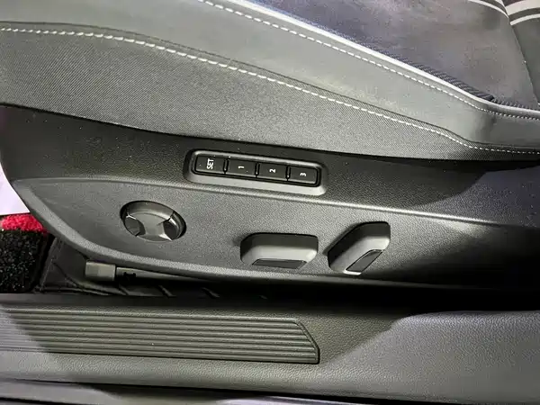 Volkswagen Golf 2023, фото 15