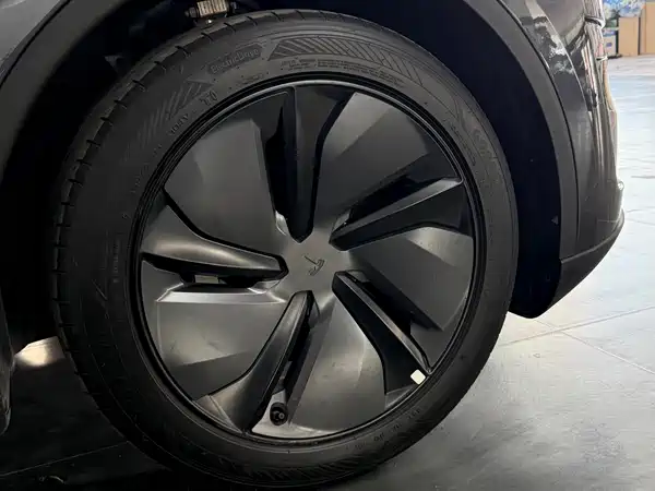 Tesla Model Y 2025, фото 15