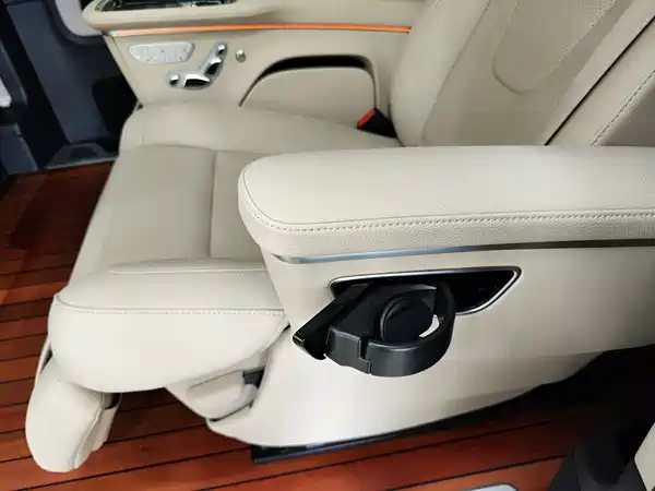 Mercedes-Benz V-Class 2022, фото 19