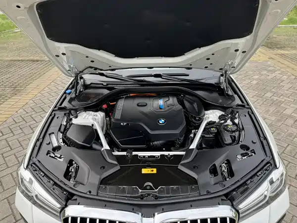 BMW 5 Series PHEV 2022, фото 18