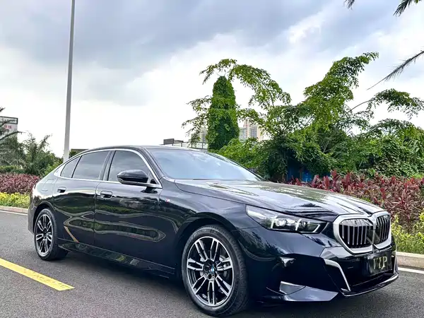 BMW 5 Series 2025, фото 3