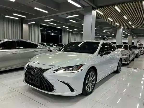 Lexus ES 2022