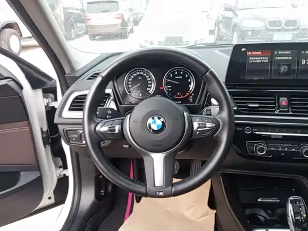 BMW 1 Series 2023, фото 10