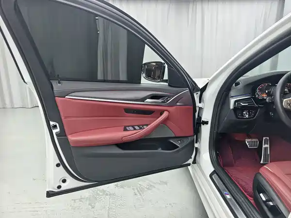 BMW 5 Series 2023, фото 4