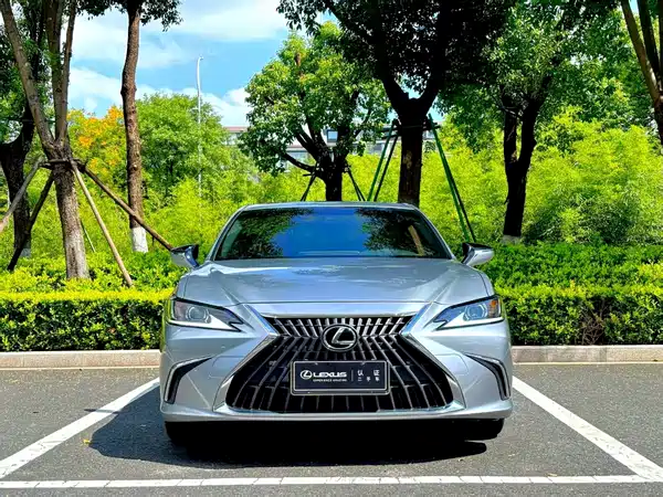 Lexus ES 2022