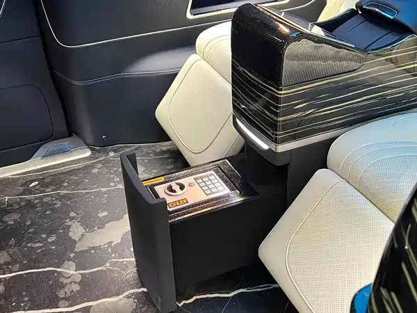 Mercedes-Benz V-Class 2022, фото 18