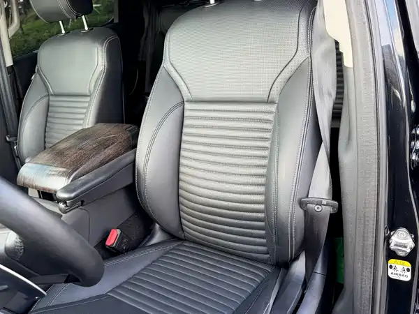 Land Rover Discovery 2023, фото 32