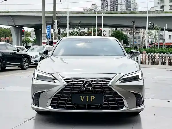 Lexus ES 2025