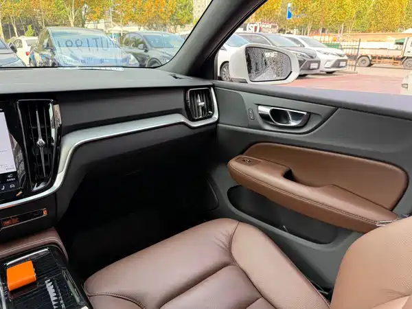 Volvo S60 PHEV 2023, фото 10