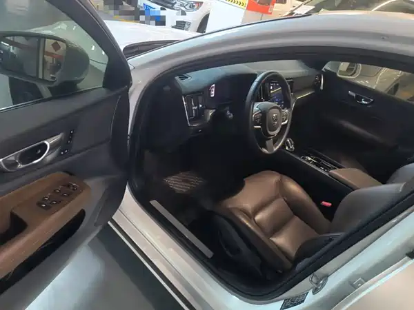 Volvo S60 2025, фото 15