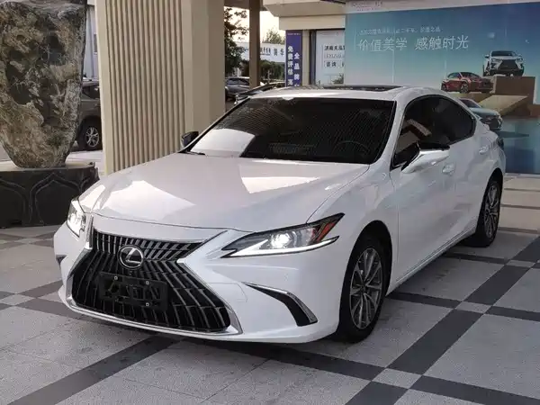 Lexus ES 2022